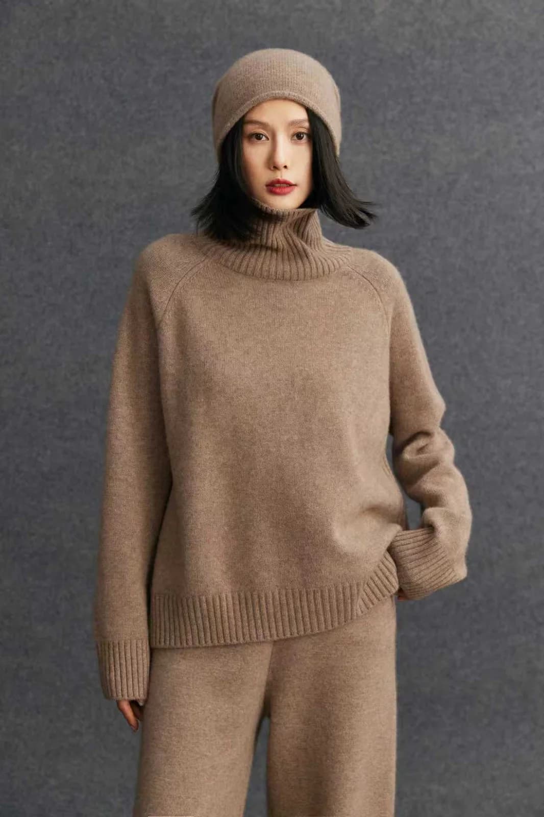 Knitwear MOQ Explained: Why 100 Pieces, and When It Moves